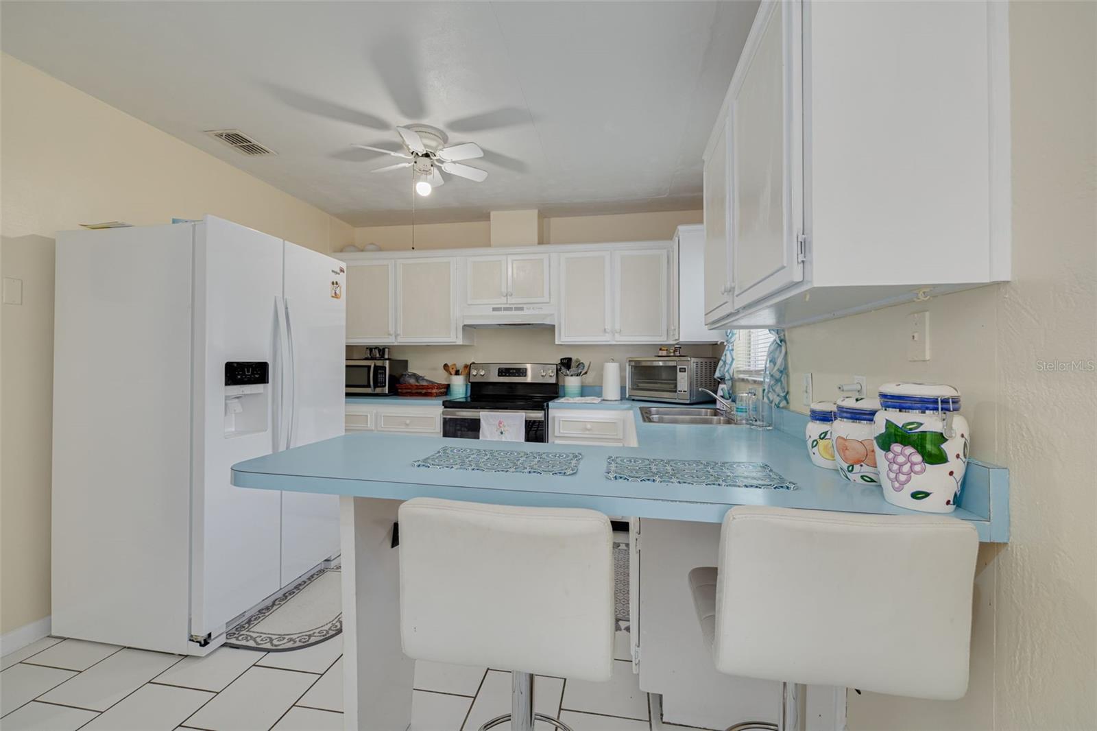 Listing photo id 5 for 21078 Honeysuckle Street