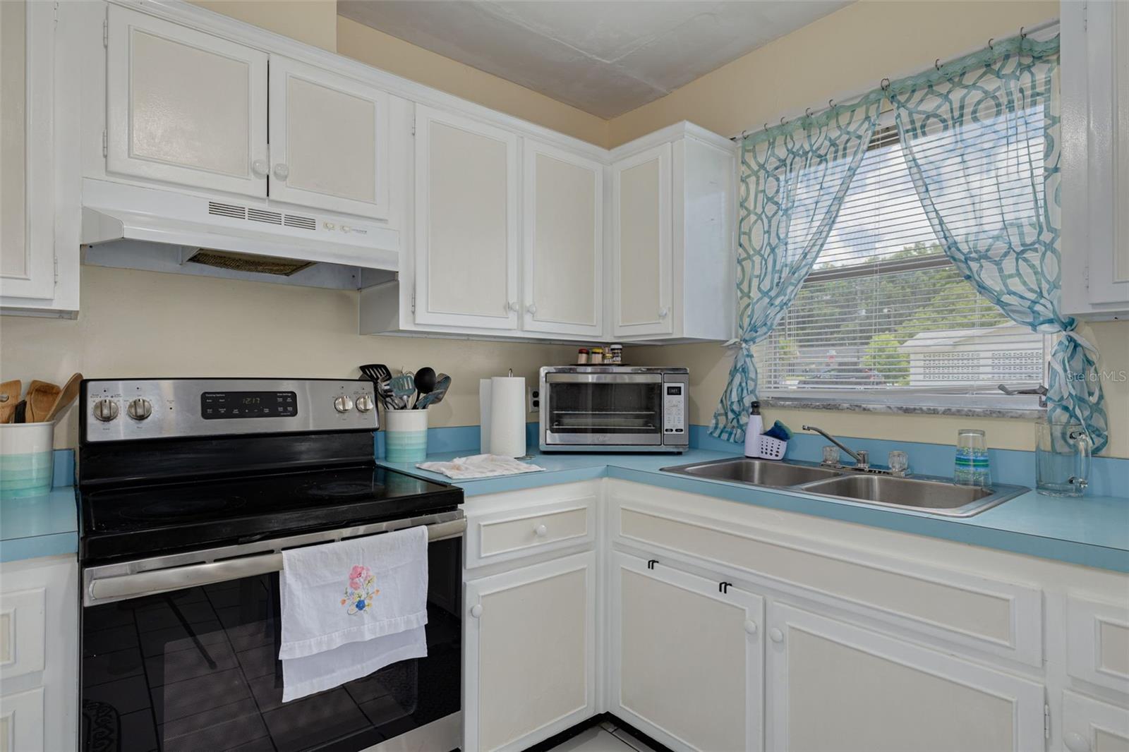 Listing photo id 6 for 21078 Honeysuckle Street