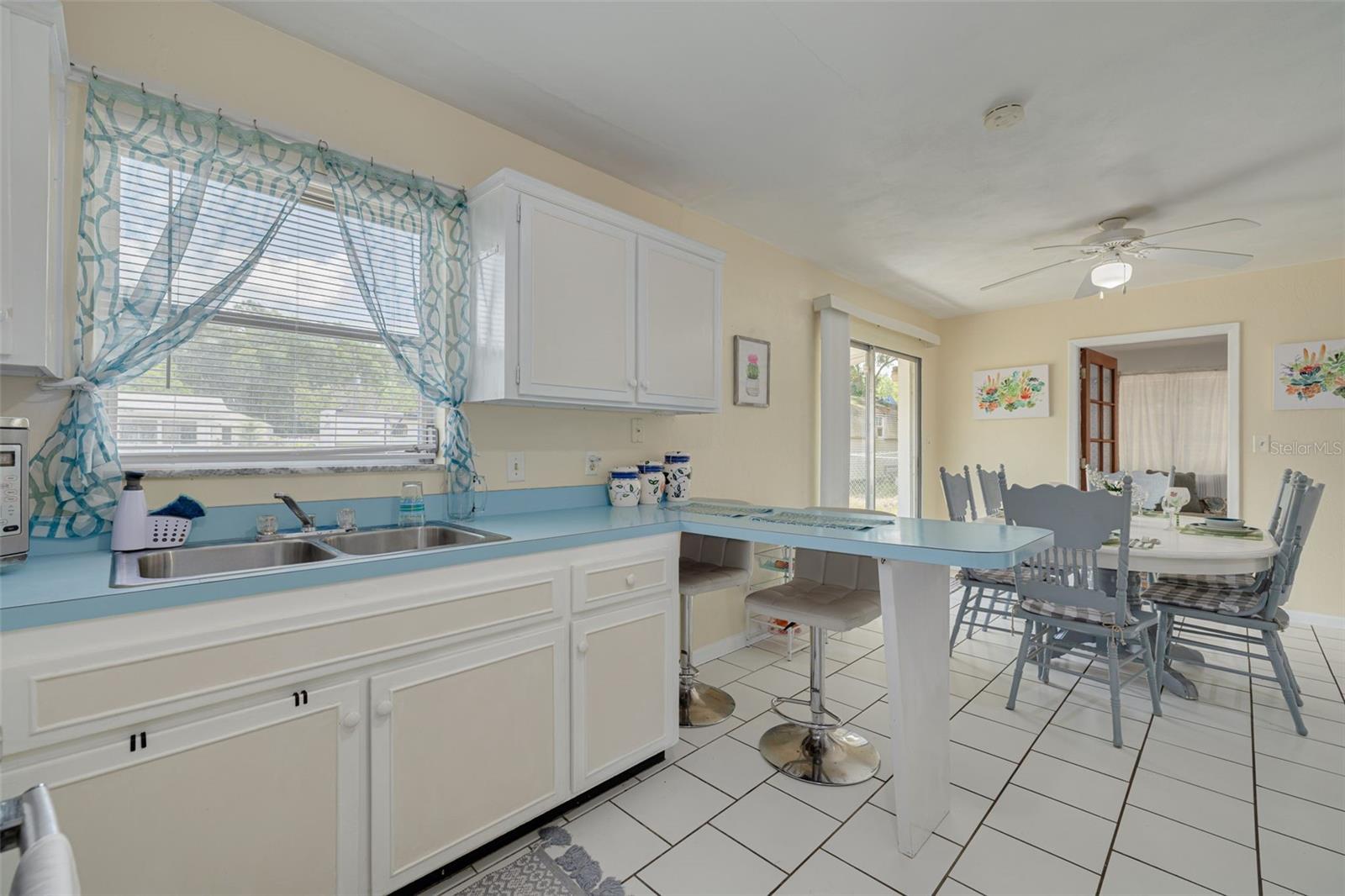 Listing photo id 7 for 21078 Honeysuckle Street