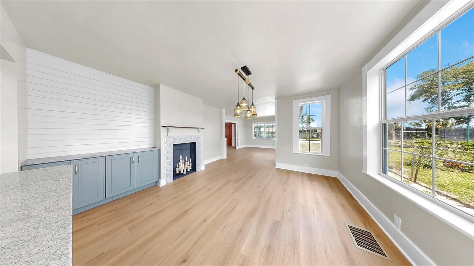 Listing photo id 8 for 1005 45th Street W