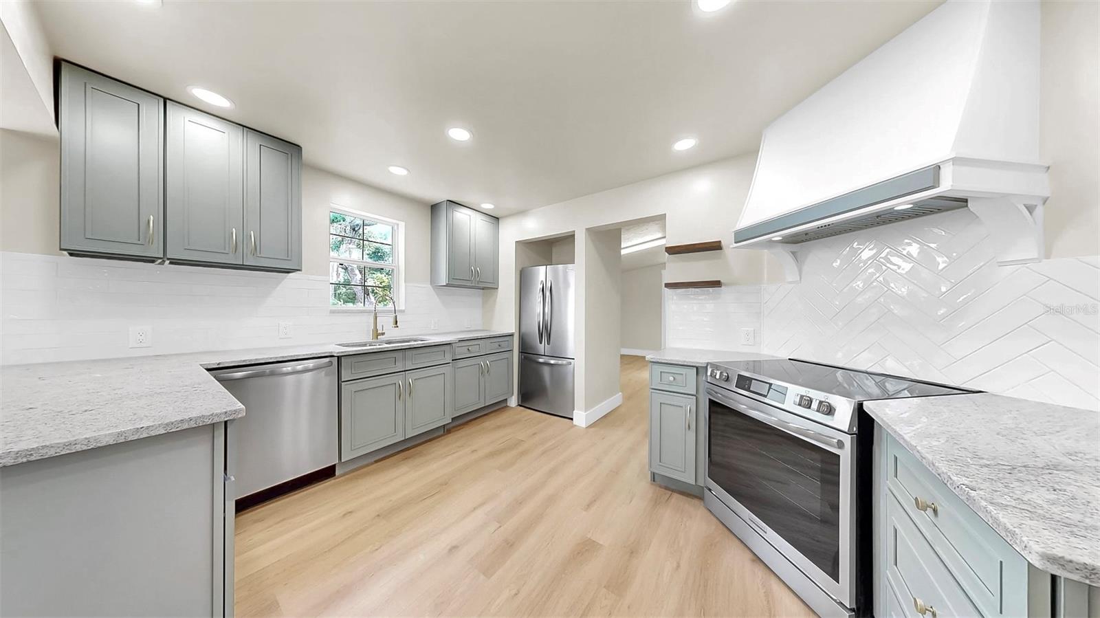 Listing photo id 9 for 1005 45th Street W