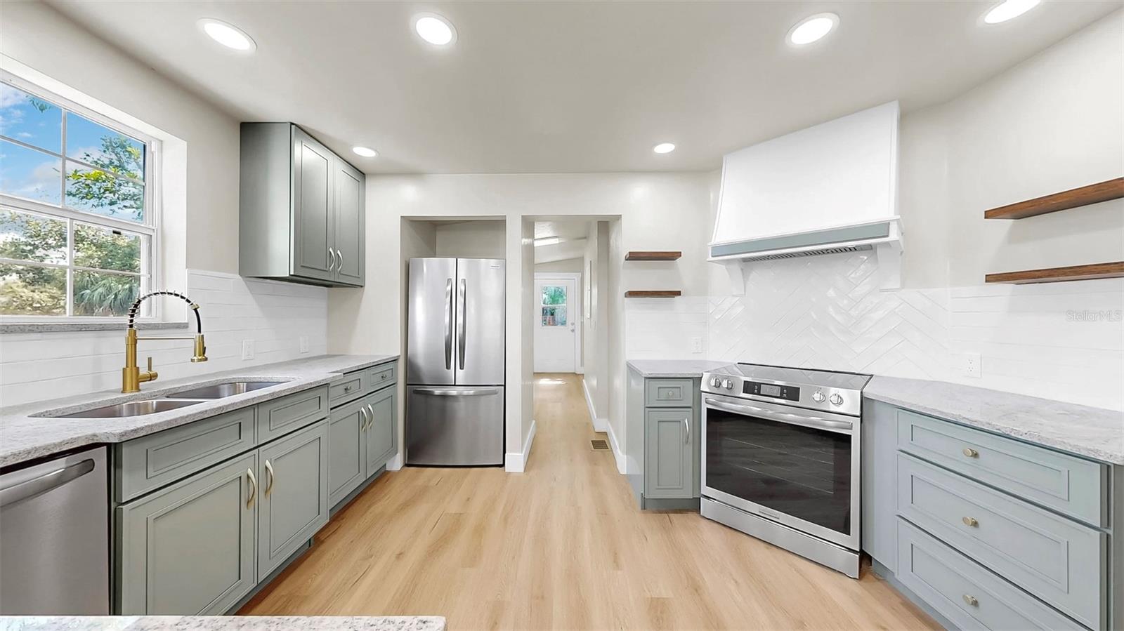 Listing photo id 10 for 1005 45th Street W