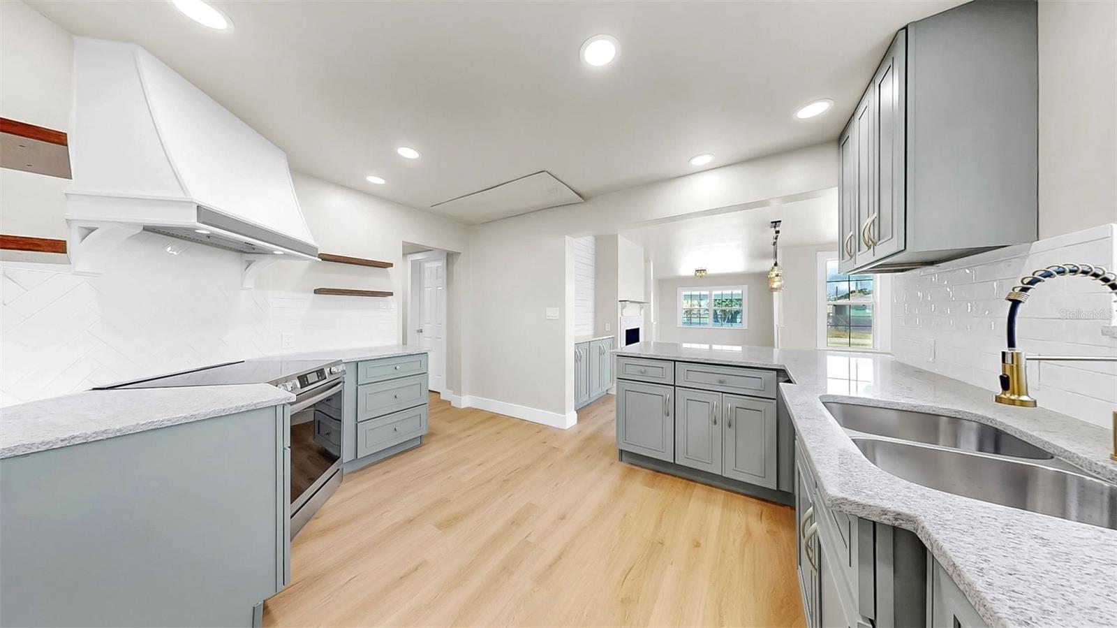 Listing photo id 11 for 1005 45th Street W