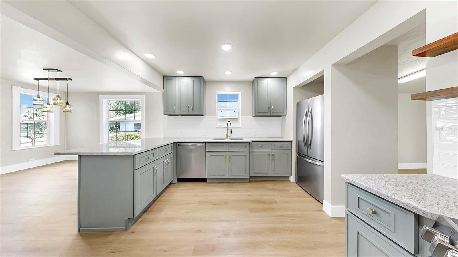 Listing photo id 13 for 1005 45th Street W