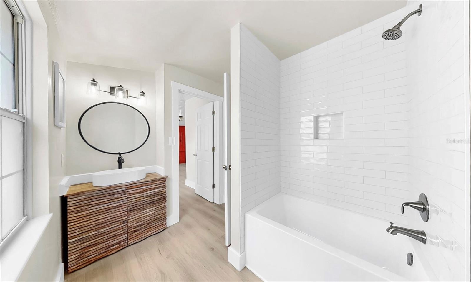 Listing photo id 14 for 1005 45th Street W