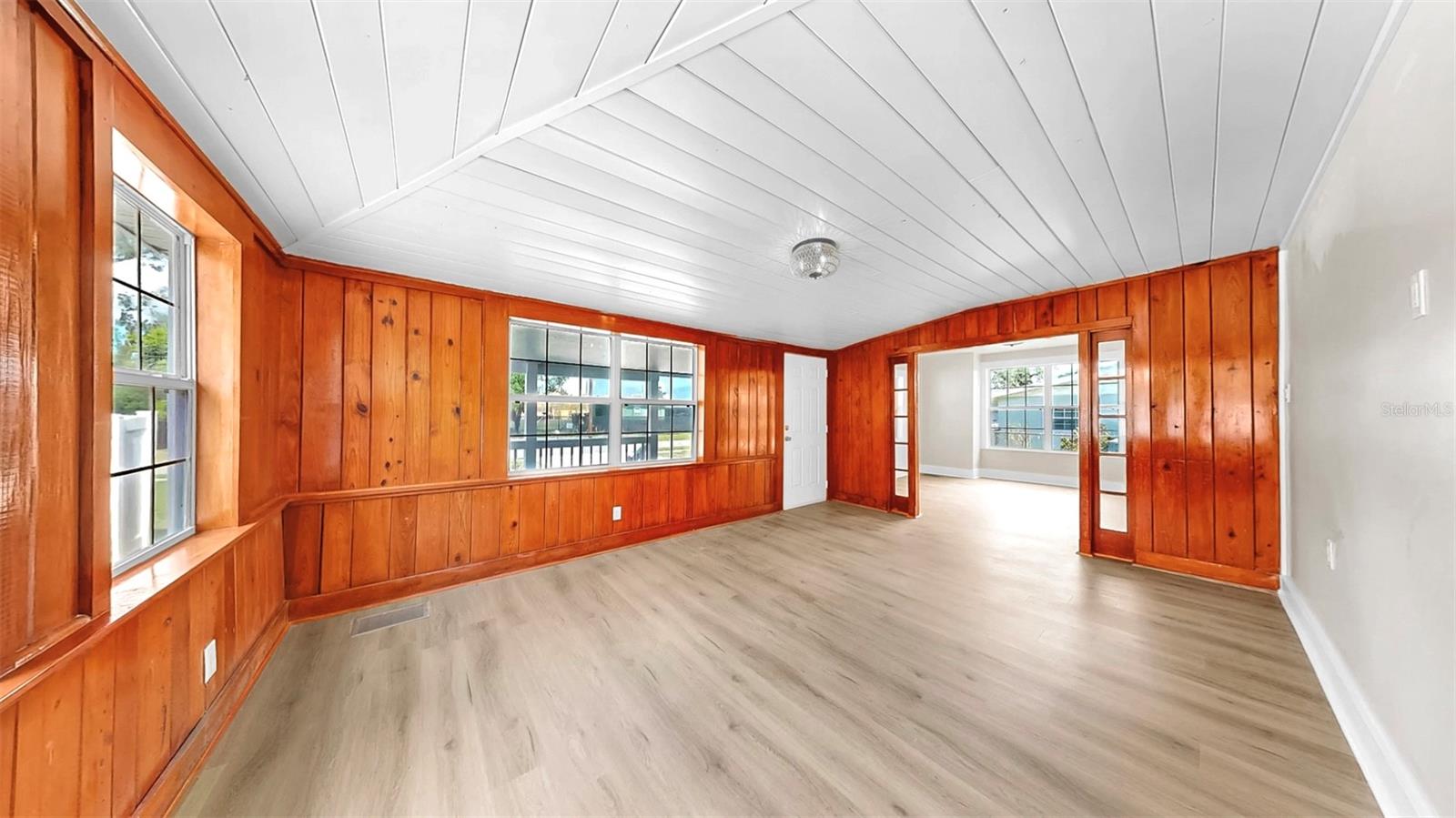 Listing photo id 15 for 1005 45th Street W