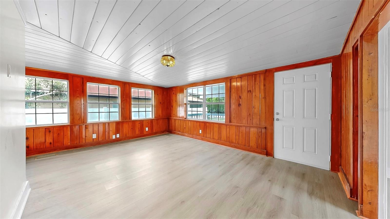 Listing photo id 16 for 1005 45th Street W