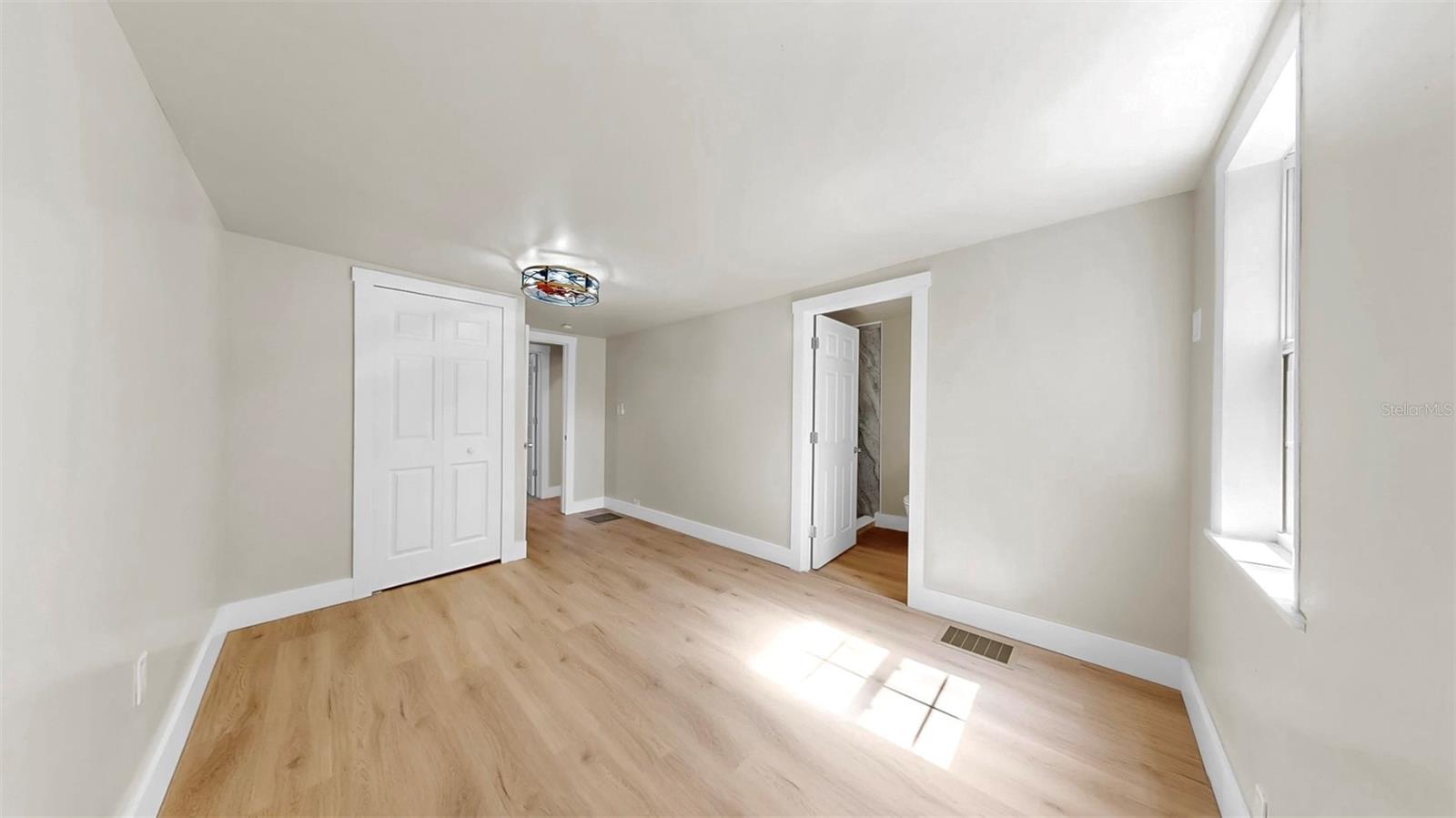 Listing photo id 17 for 1005 45th Street W