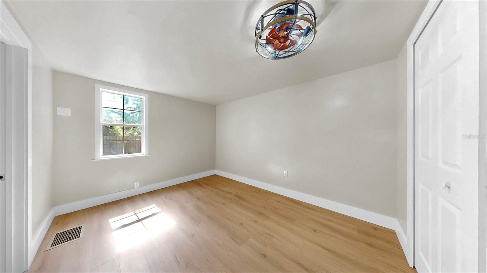 Listing photo id 18 for 1005 45th Street W