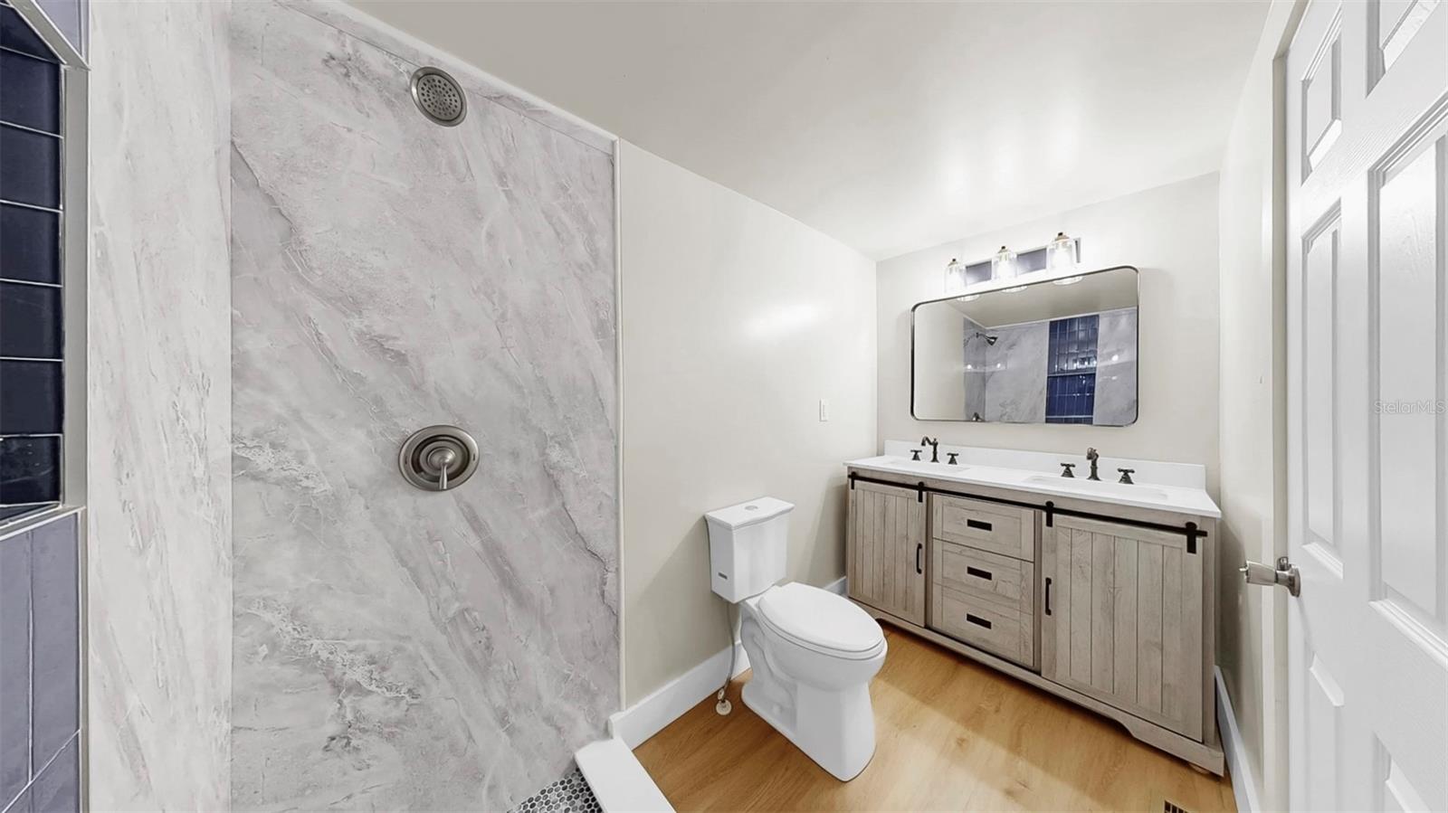 Listing photo id 19 for 1005 45th Street W