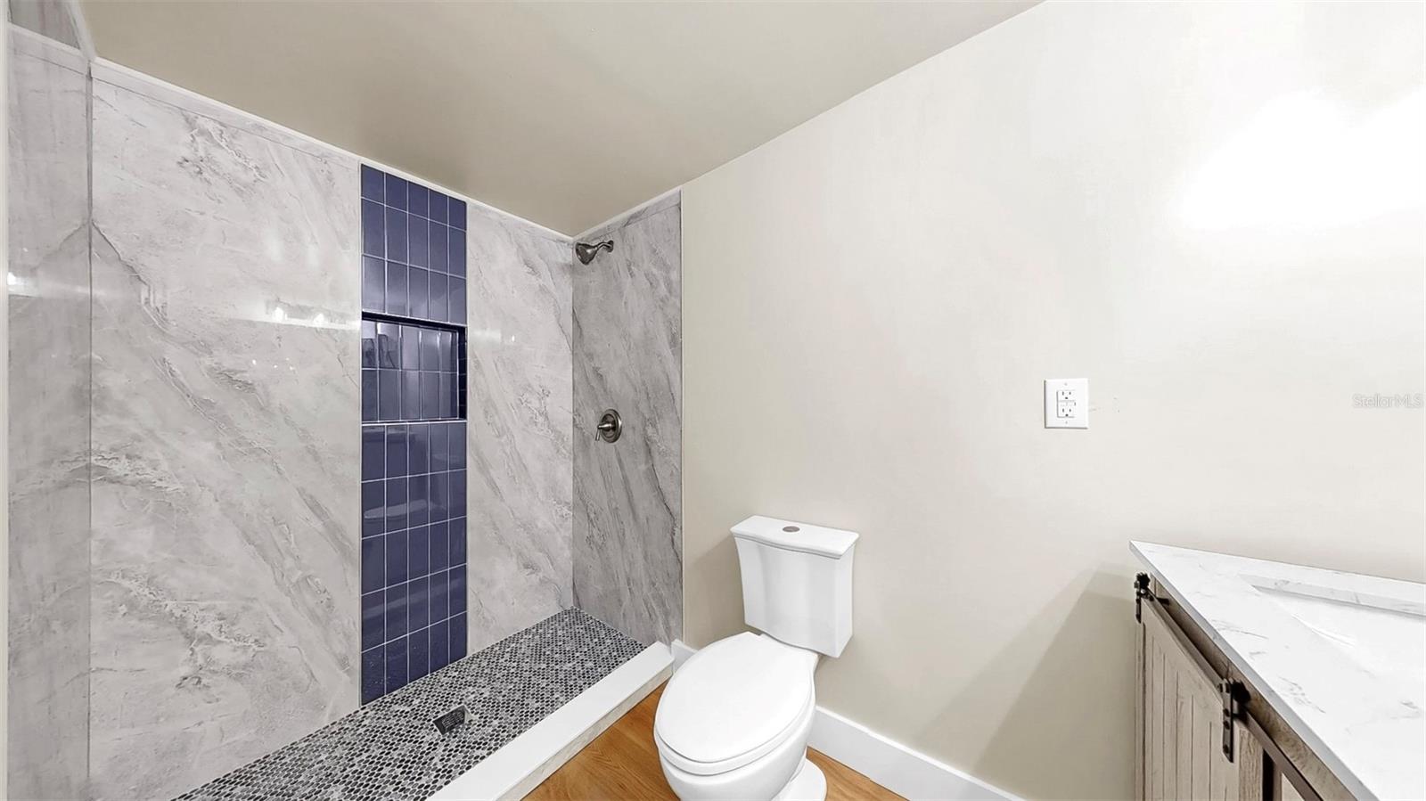 Listing photo id 20 for 1005 45th Street W