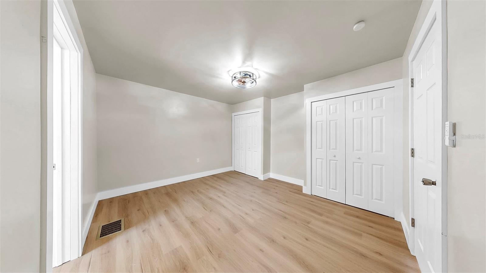 Listing photo id 21 for 1005 45th Street W