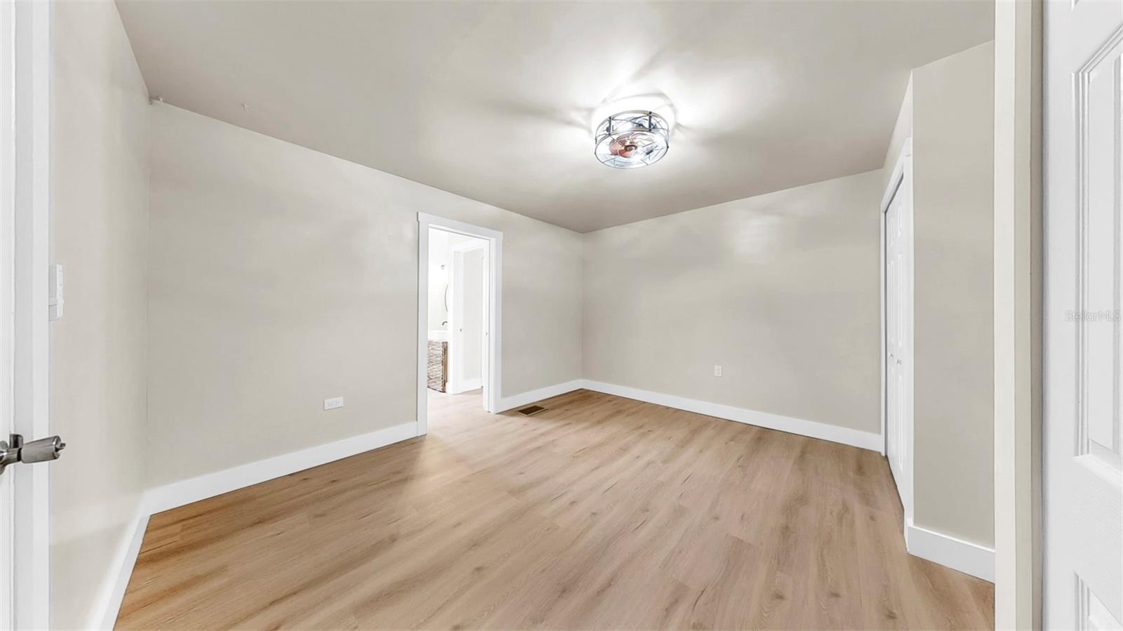 Listing photo id 22 for 1005 45th Street W