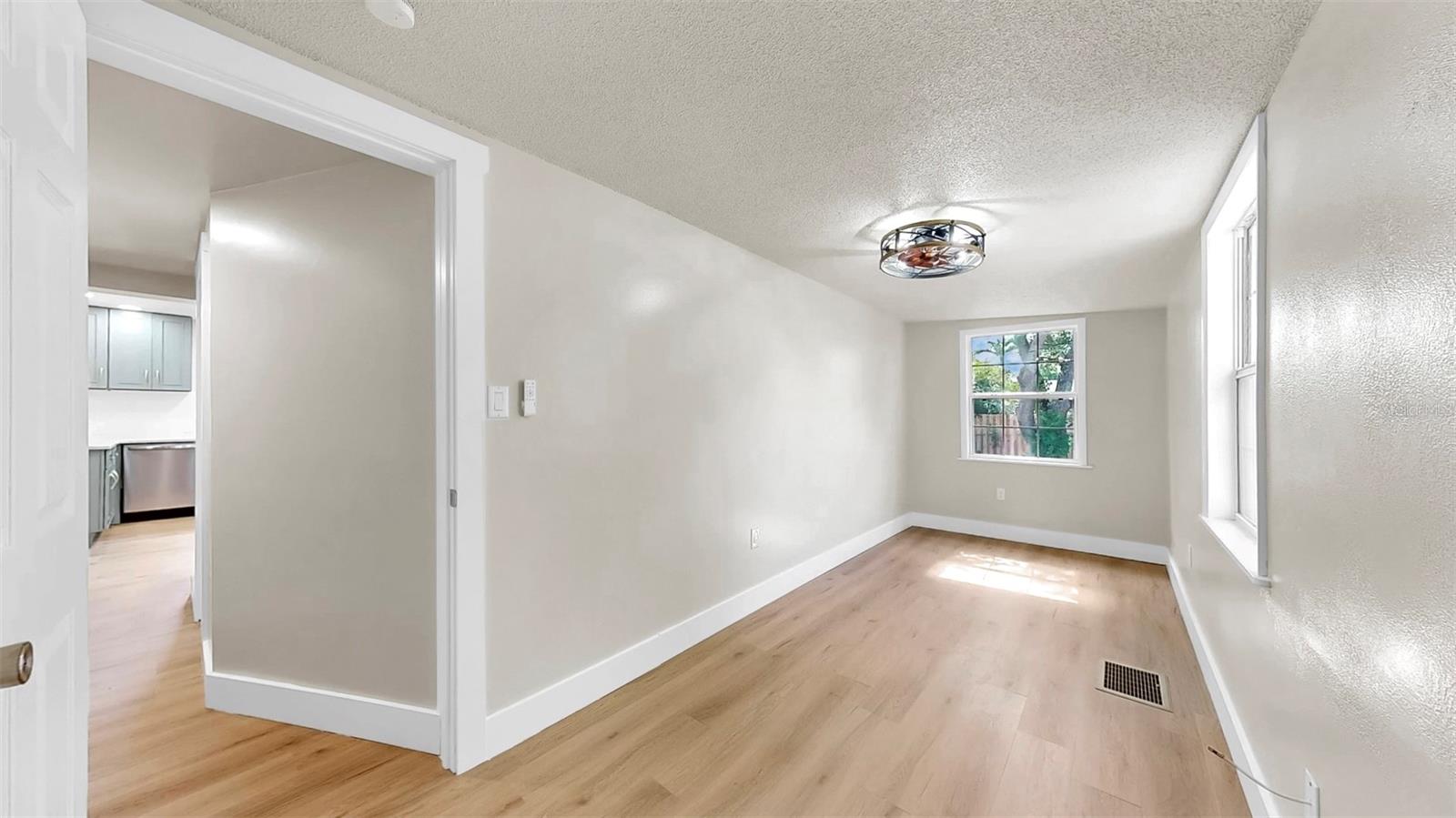 Listing photo id 23 for 1005 45th Street W