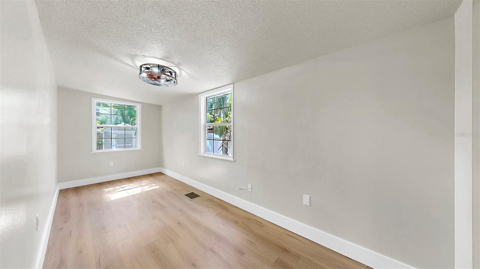 Listing photo id 24 for 1005 45th Street W