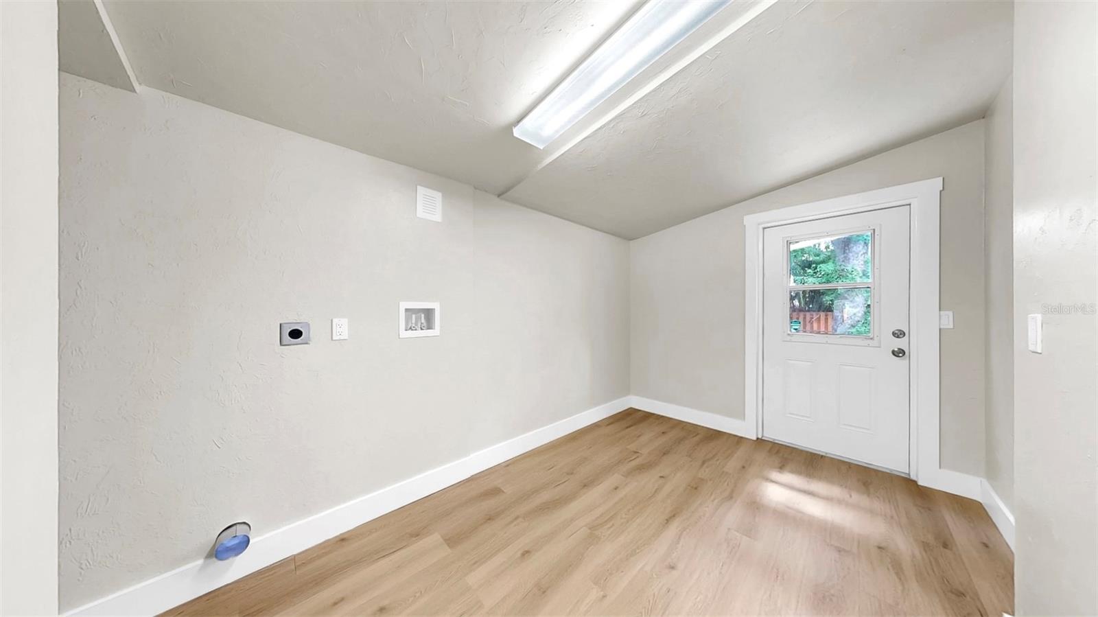 Listing photo id 25 for 1005 45th Street W