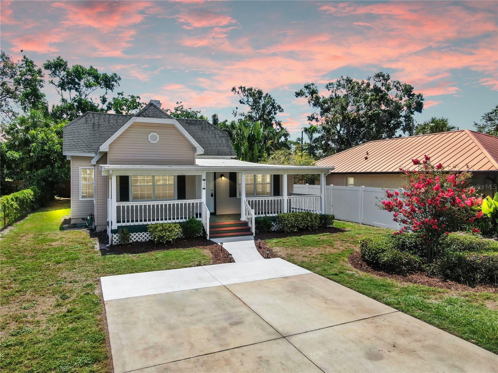 Listing photo id 1 for 1005 45th Street W