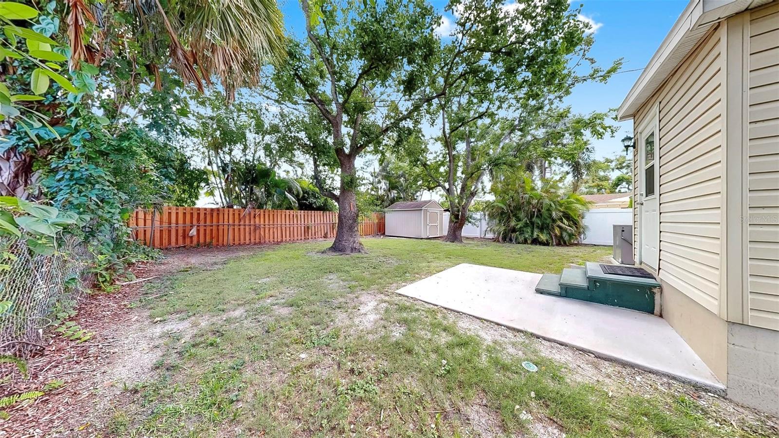 Listing photo id 30 for 1005 45th Street W