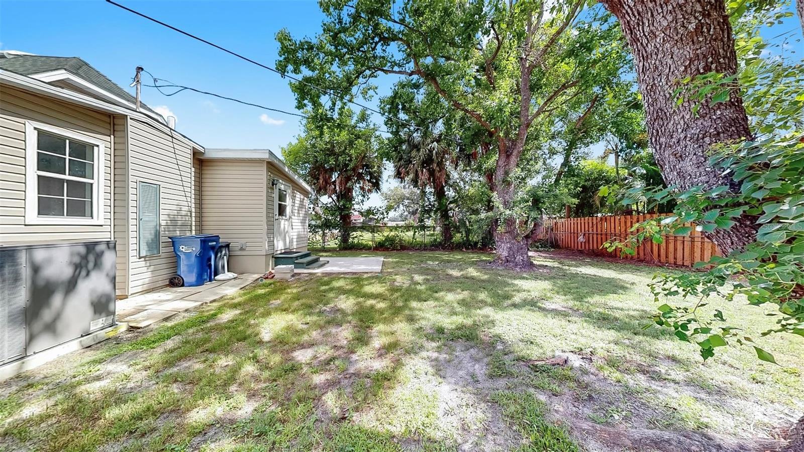 Listing photo id 31 for 1005 45th Street W
