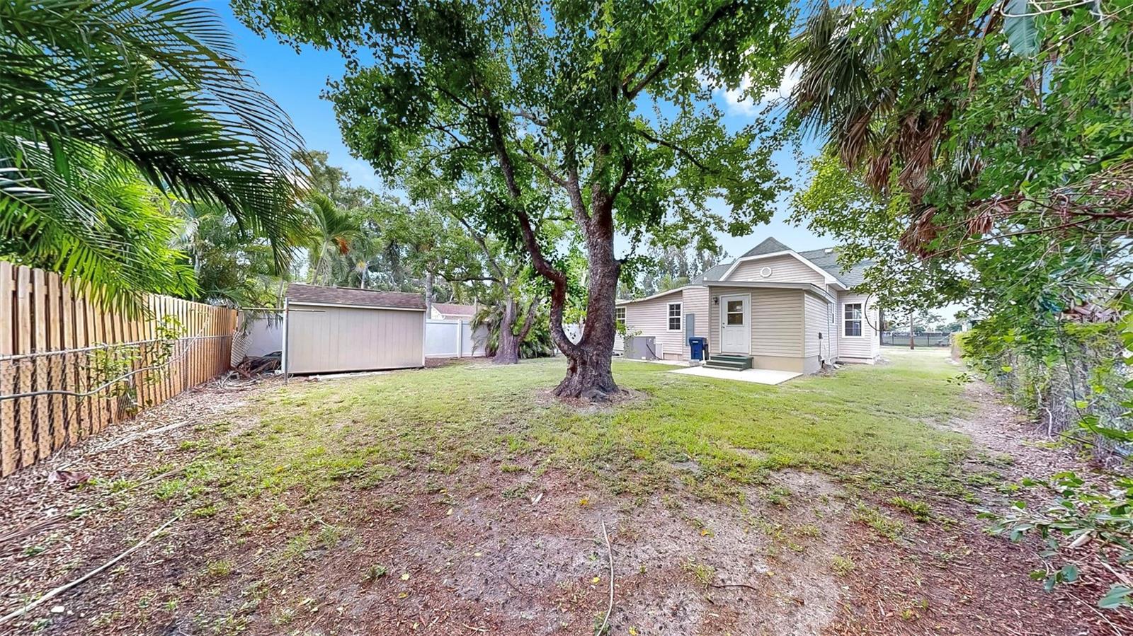 Listing photo id 32 for 1005 45th Street W