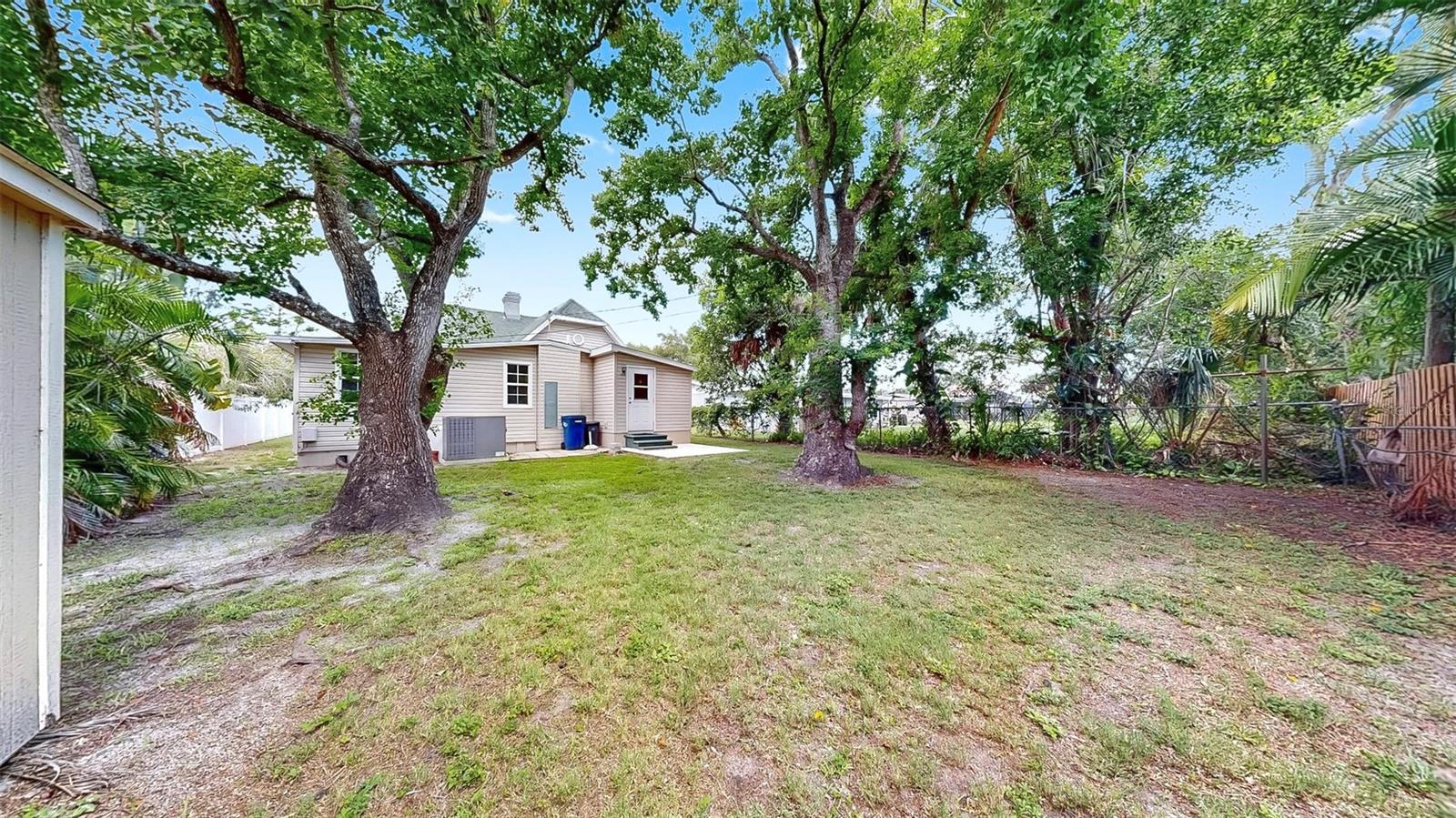 Listing photo id 33 for 1005 45th Street W