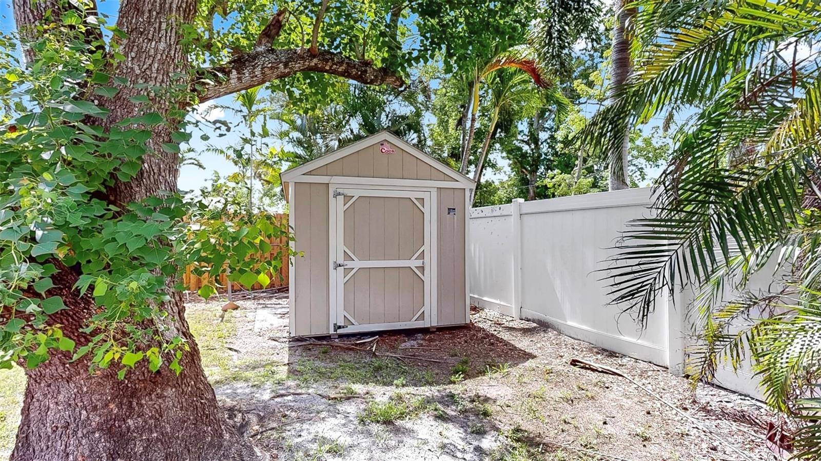 Listing photo id 34 for 1005 45th Street W