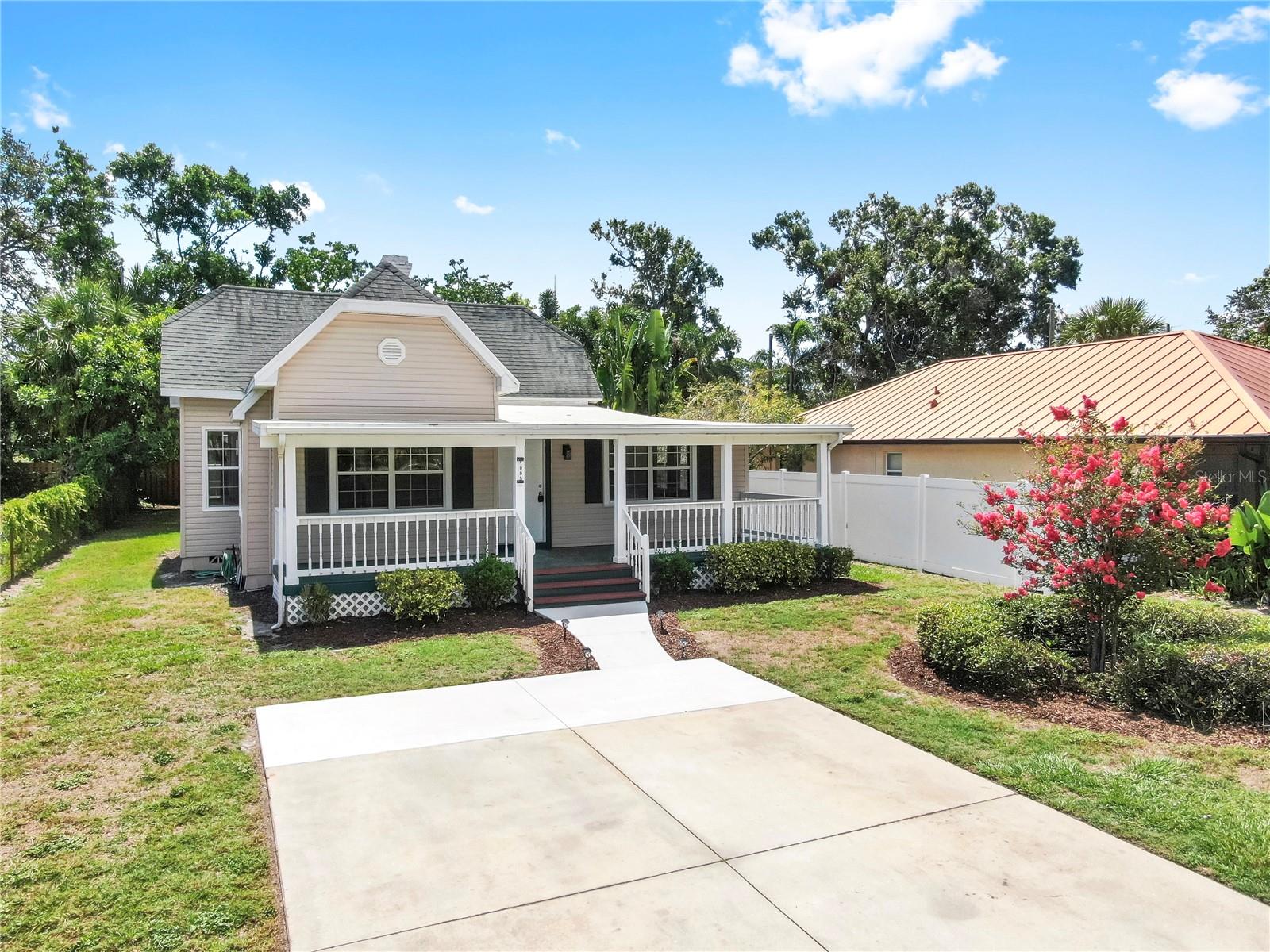 Listing photo id 44 for 1005 45th Street W