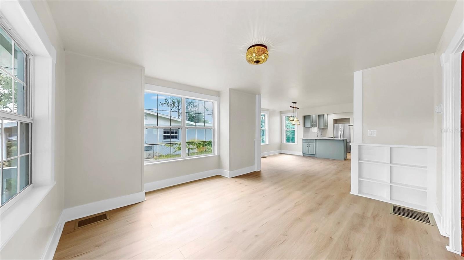 Listing photo id 3 for 1005 45th Street W