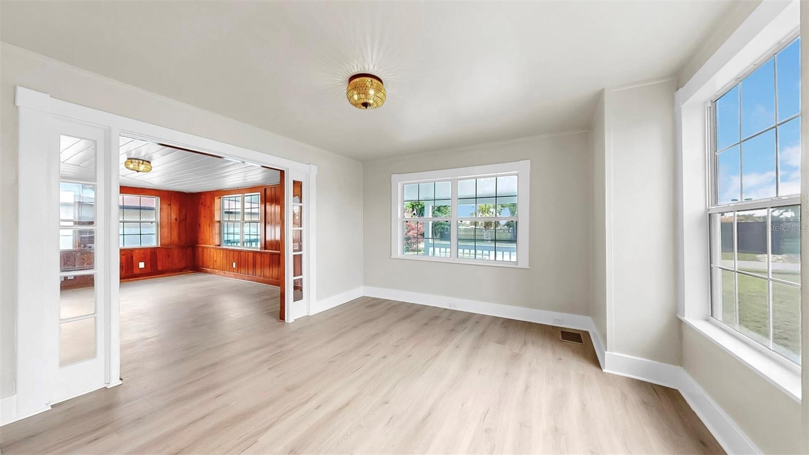 Listing photo id 4 for 1005 45th Street W