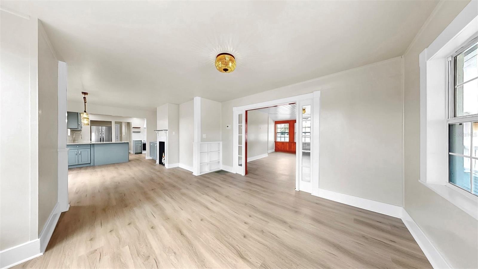 Listing photo id 5 for 1005 45th Street W