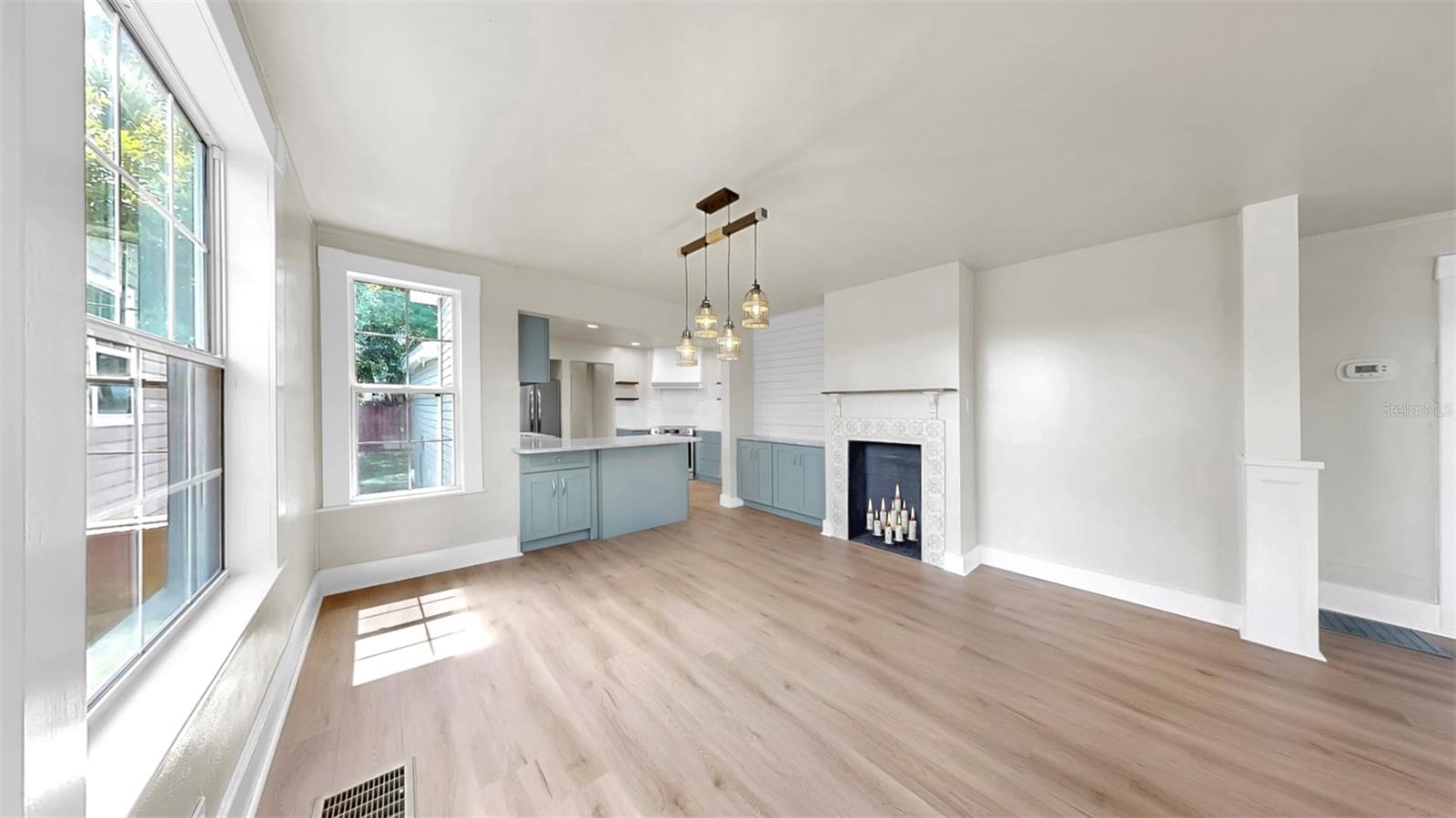 Listing photo id 7 for 1005 45th Street W