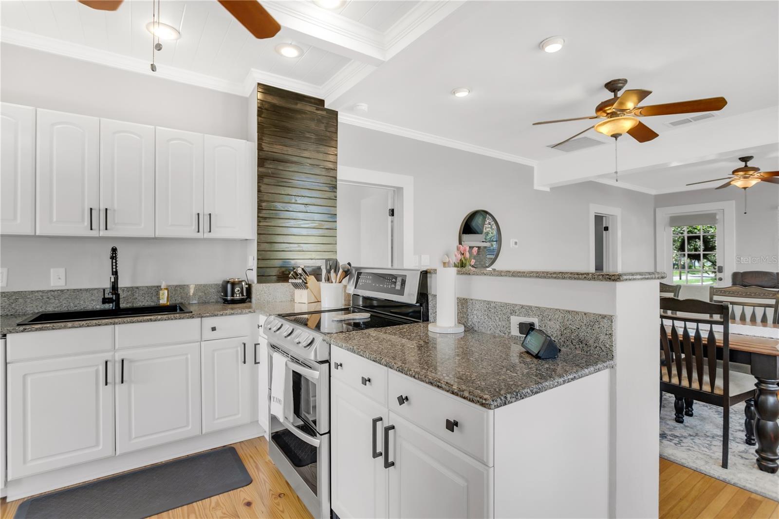 Listing photo id 15 for 3220 San Pedro Street