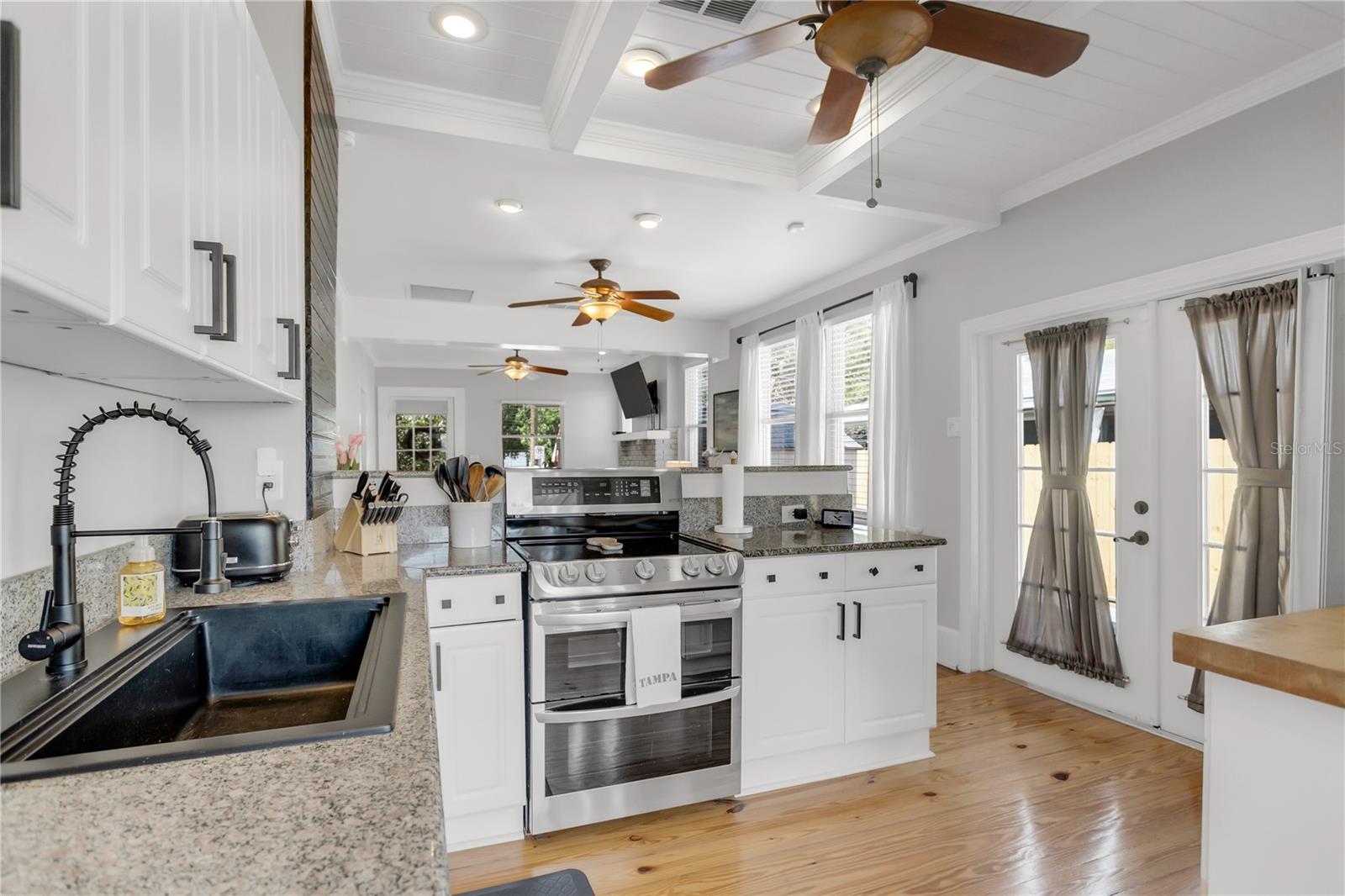 Listing photo id 16 for 3220 San Pedro Street