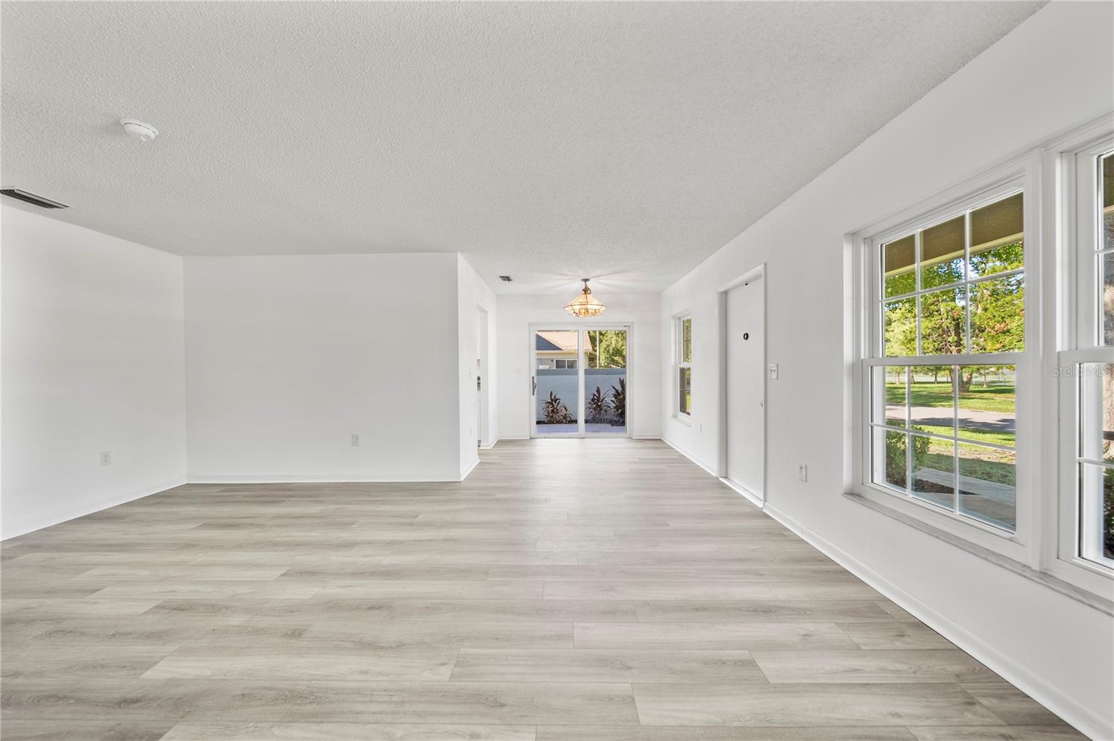 Listing photo id 8 for 11799 Raintree Drive