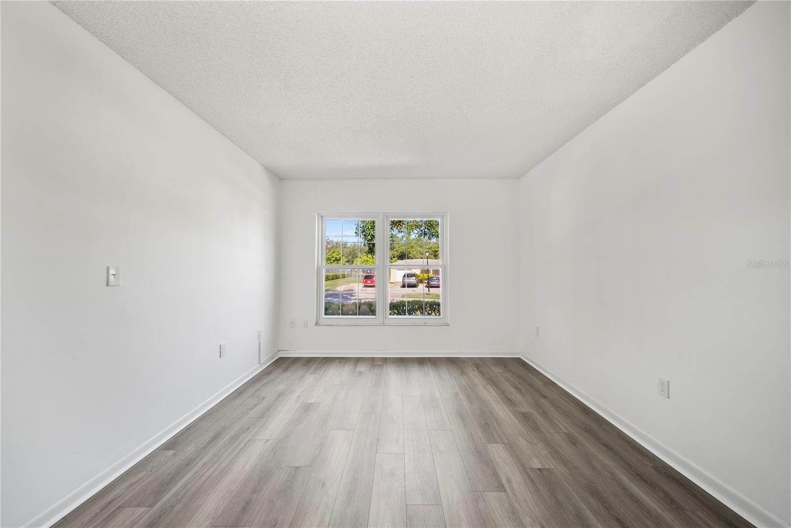Listing photo id 10 for 11799 Raintree Drive