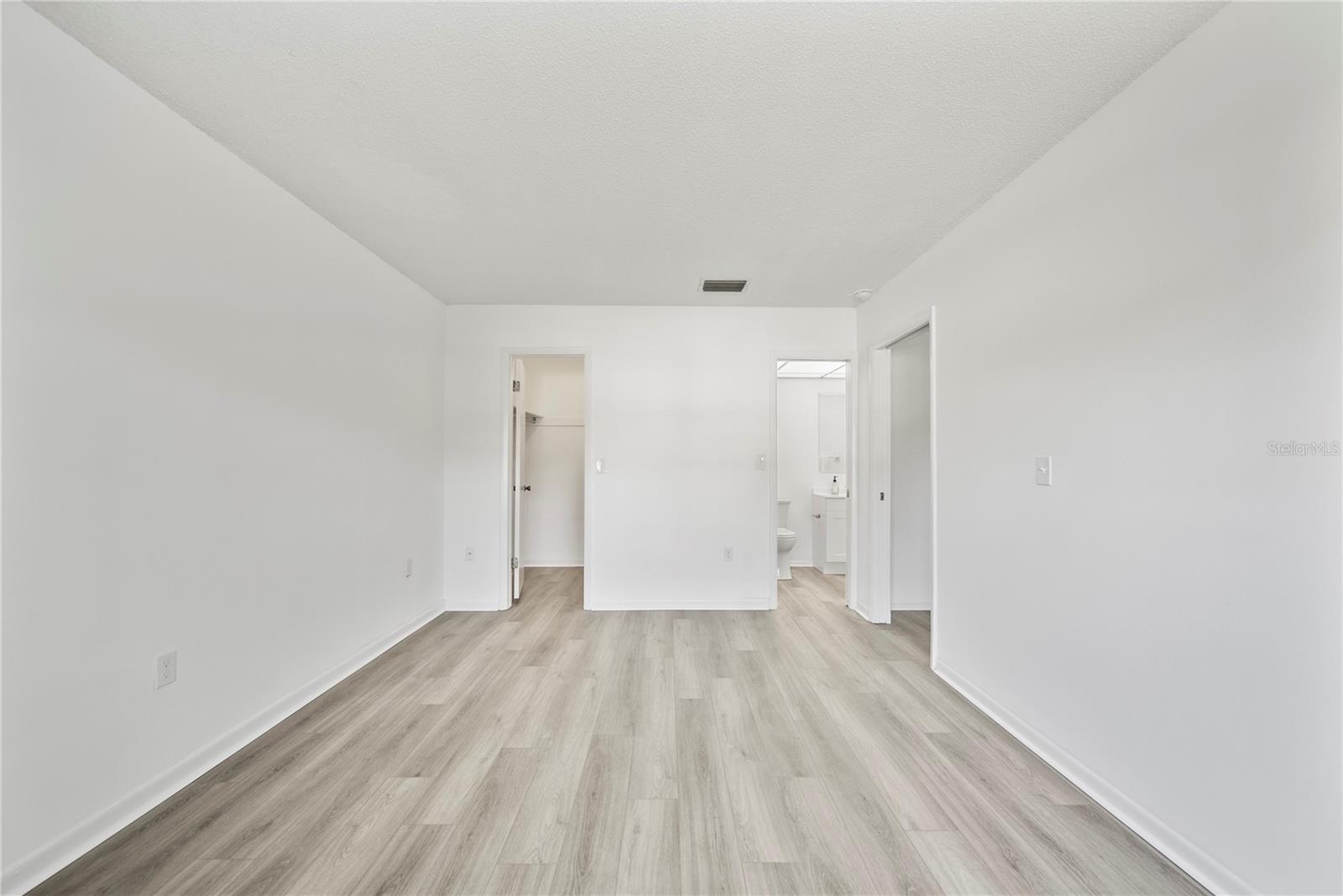 Listing photo id 11 for 11799 Raintree Drive