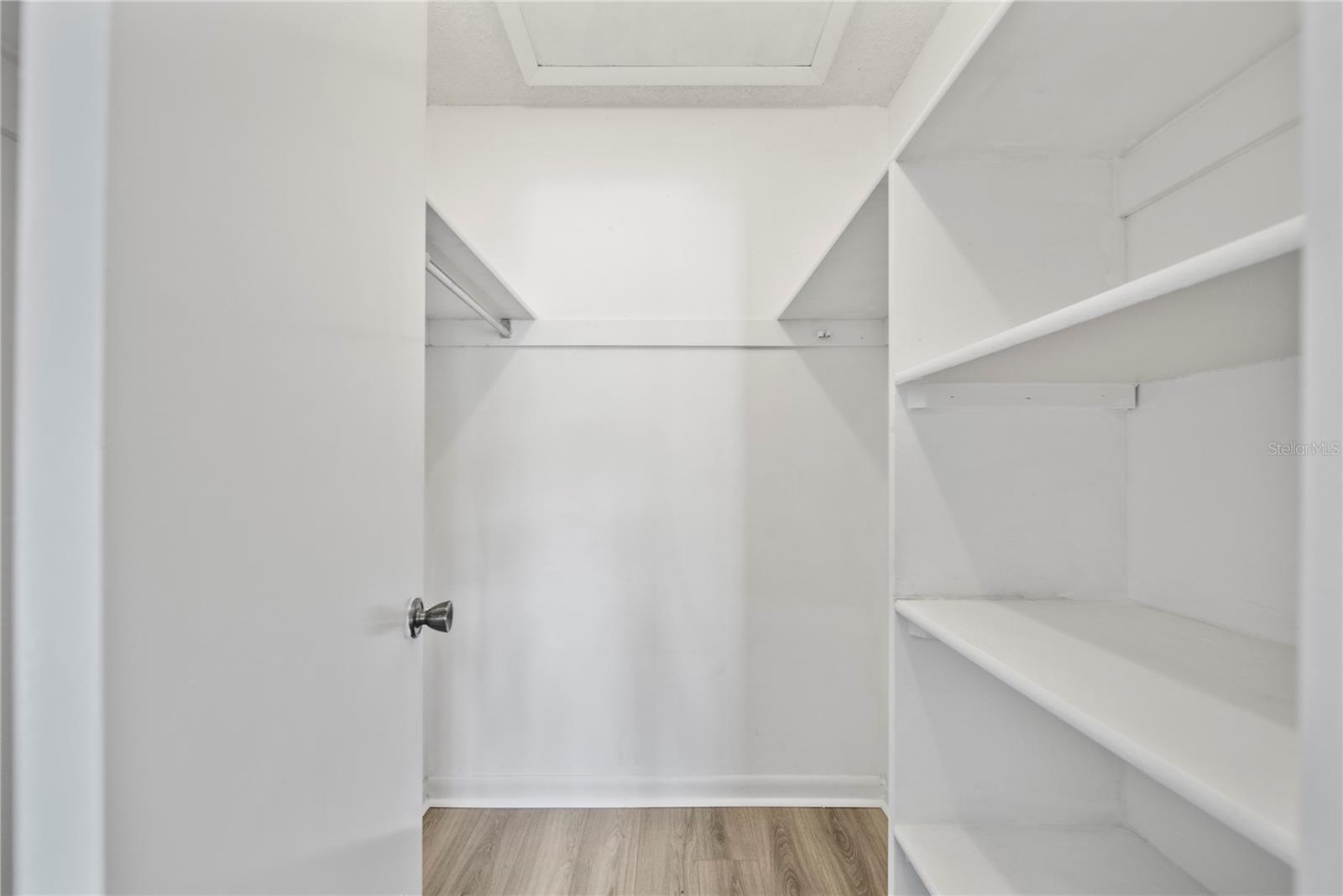 Listing photo id 12 for 11799 Raintree Drive