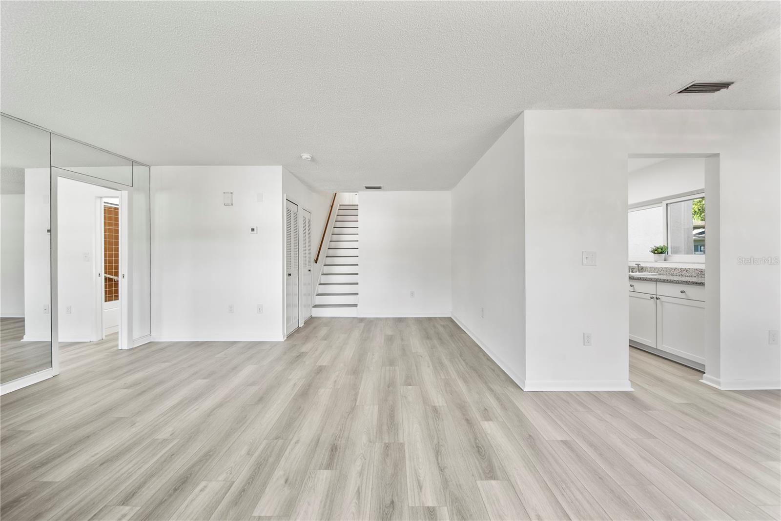 Listing photo id 14 for 11799 Raintree Drive
