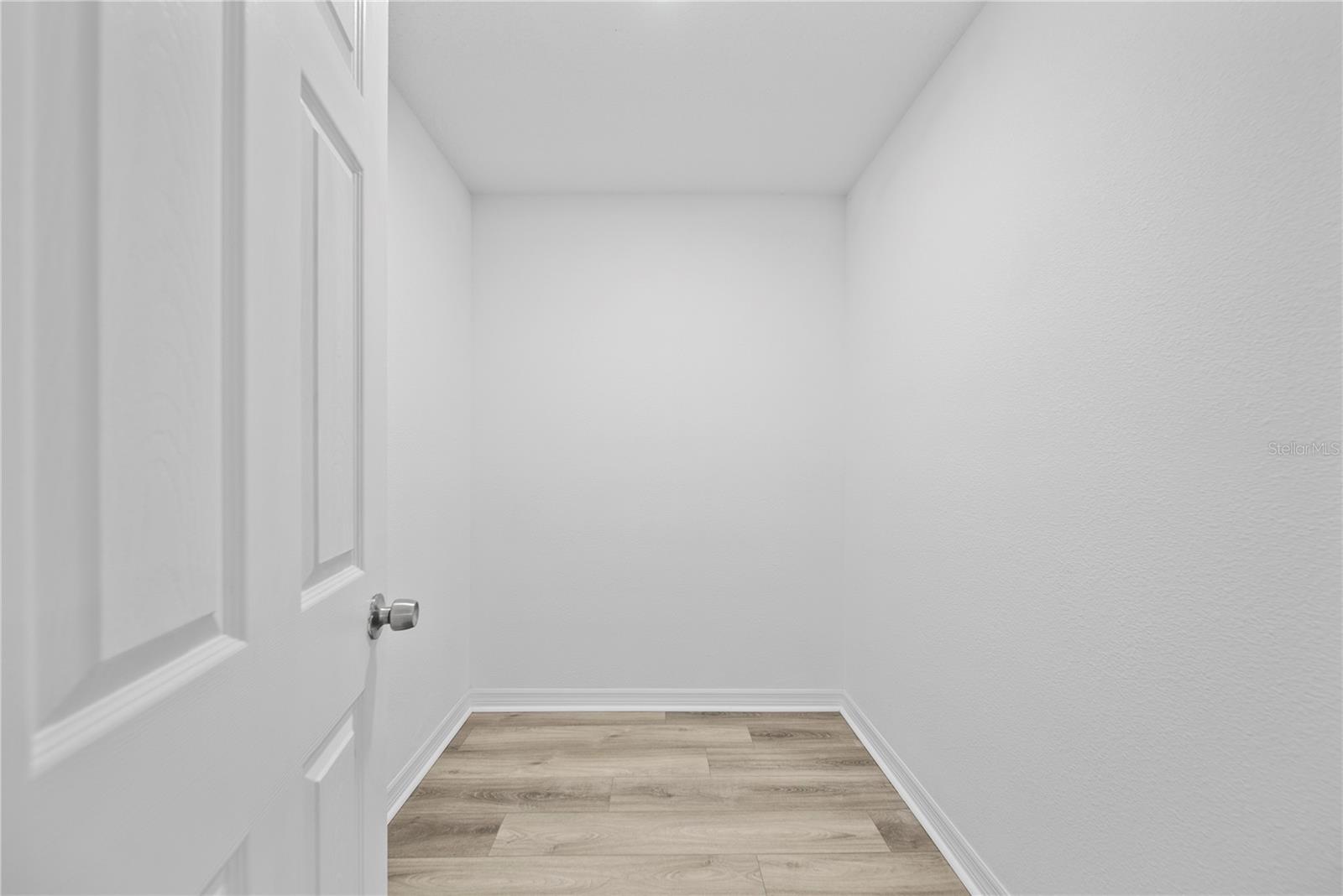 Listing photo id 16 for 11799 Raintree Drive