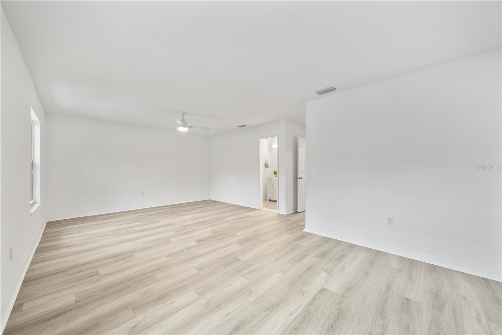 Listing photo id 20 for 11799 Raintree Drive