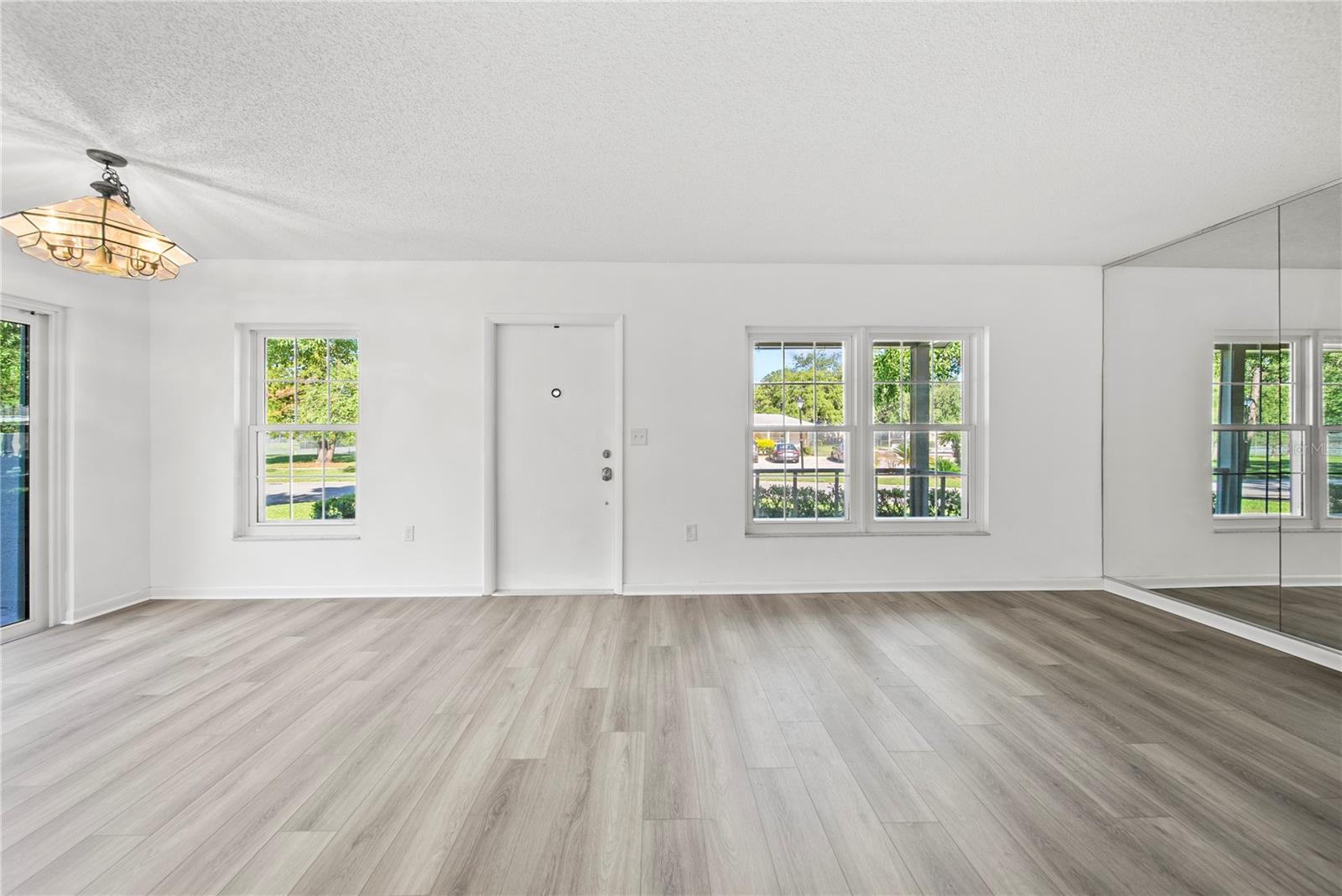 Listing photo id 3 for 11799 Raintree Drive