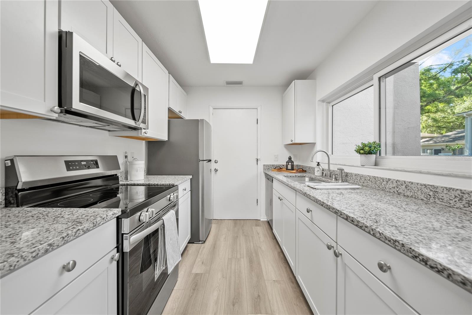 Listing photo id 5 for 11799 Raintree Drive