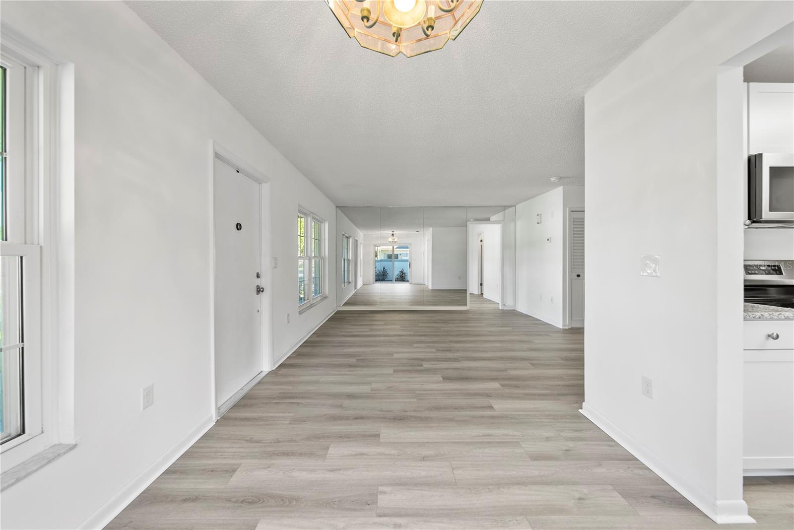 Listing photo id 7 for 11799 Raintree Drive