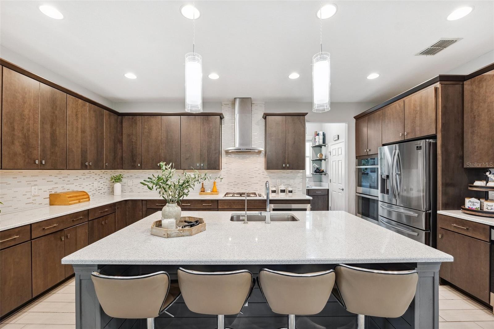 Listing photo id 8 for 3833 Villamore Lane