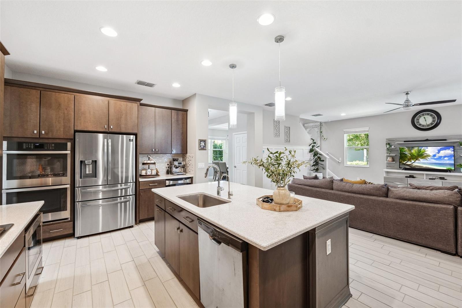 Listing photo id 9 for 3833 Villamore Lane
