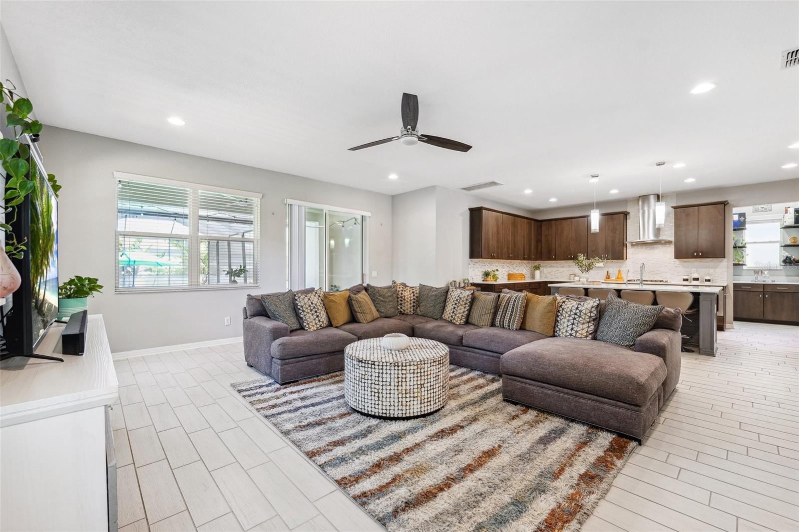 Listing photo id 13 for 3833 Villamore Lane