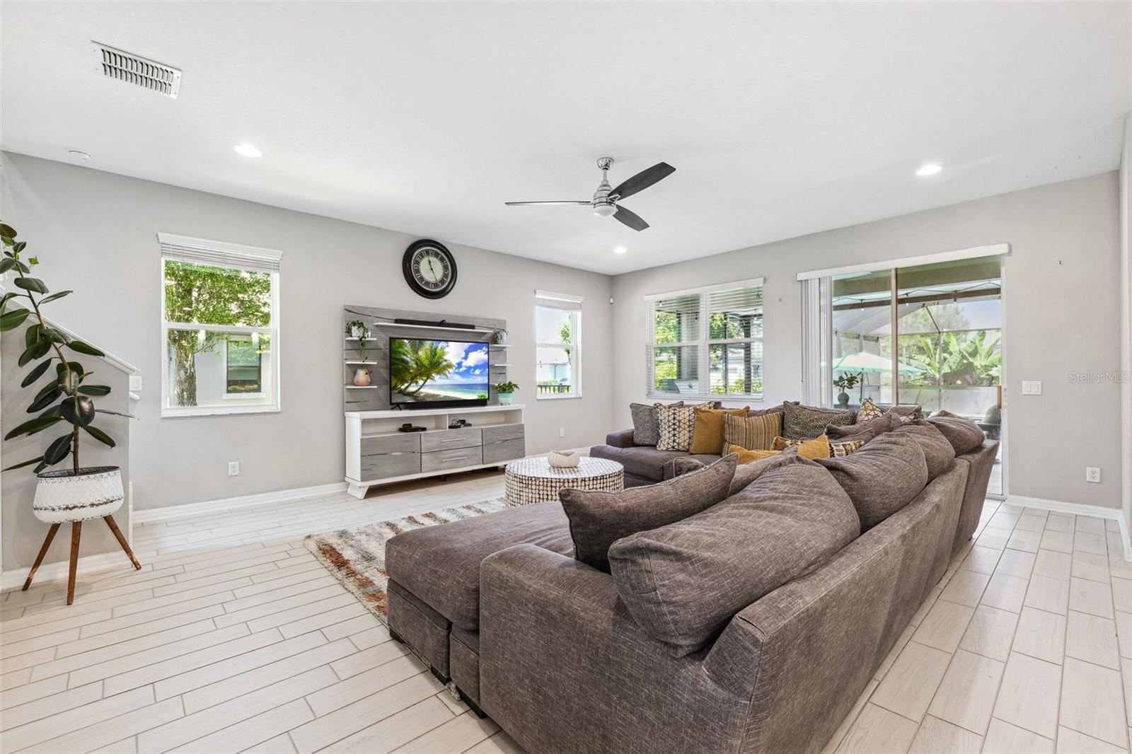 Listing photo id 15 for 3833 Villamore Lane