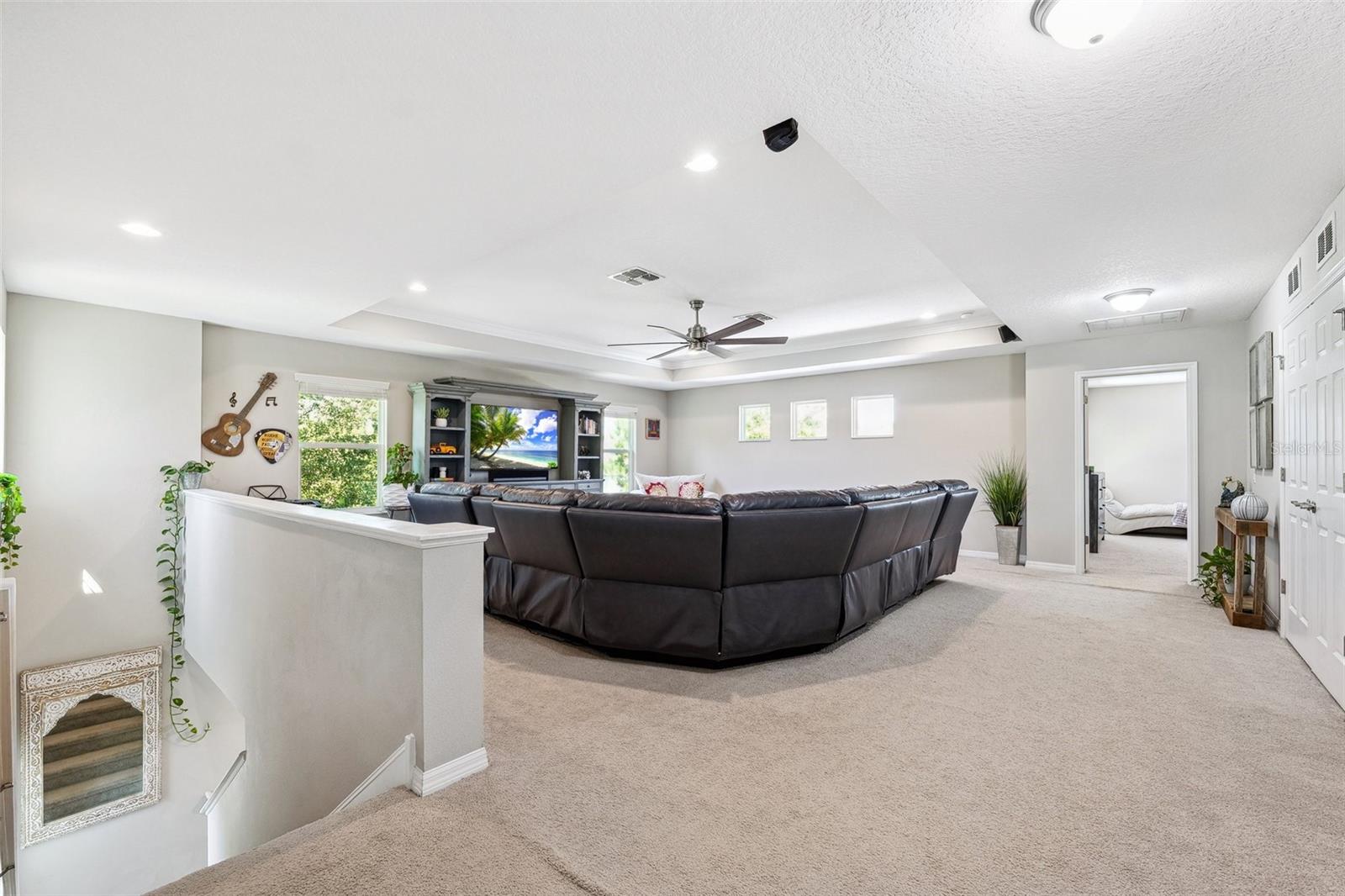 Listing photo id 23 for 3833 Villamore Lane