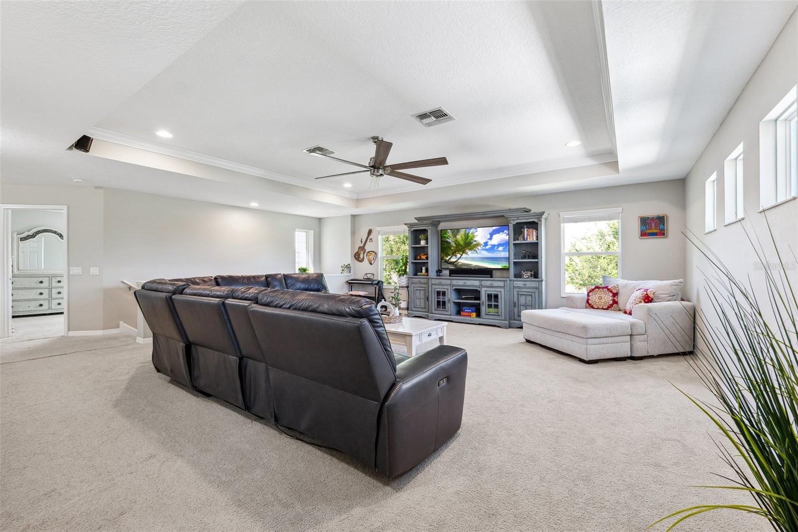 Listing photo id 24 for 3833 Villamore Lane