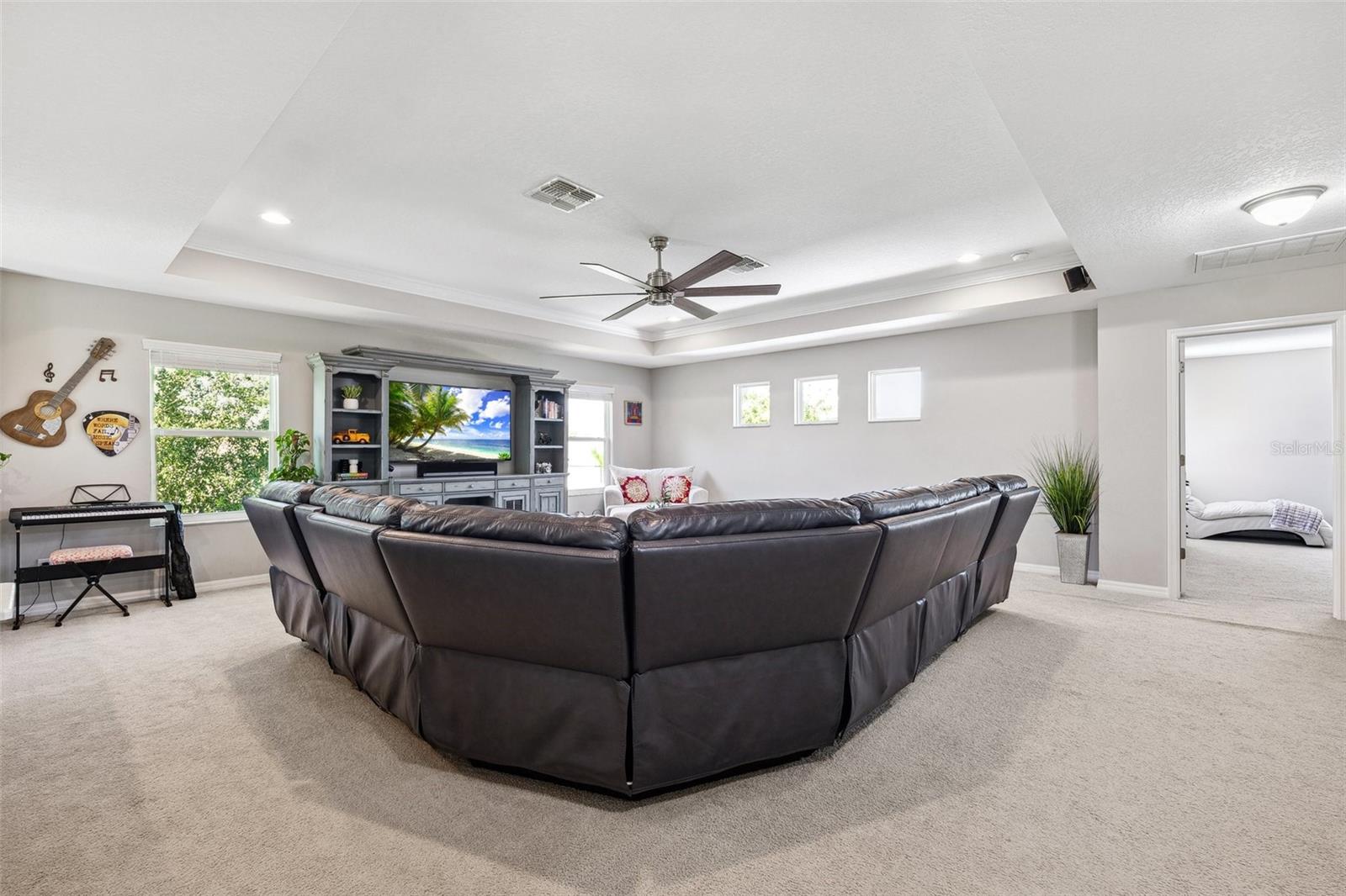 Listing photo id 25 for 3833 Villamore Lane